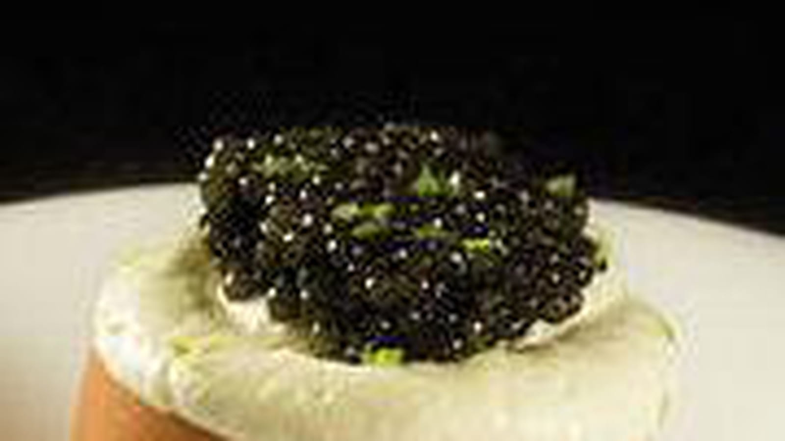 Oeufs brouillés, crème vodka, caviar