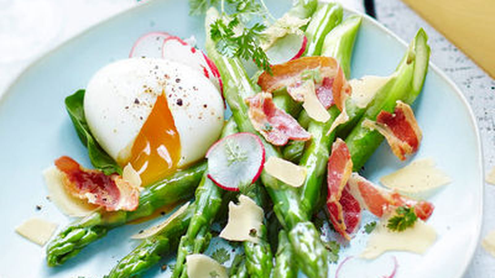 Asperges vertes aux oeufs mollets et copeaux de Vacherin Fribourgeois AOP