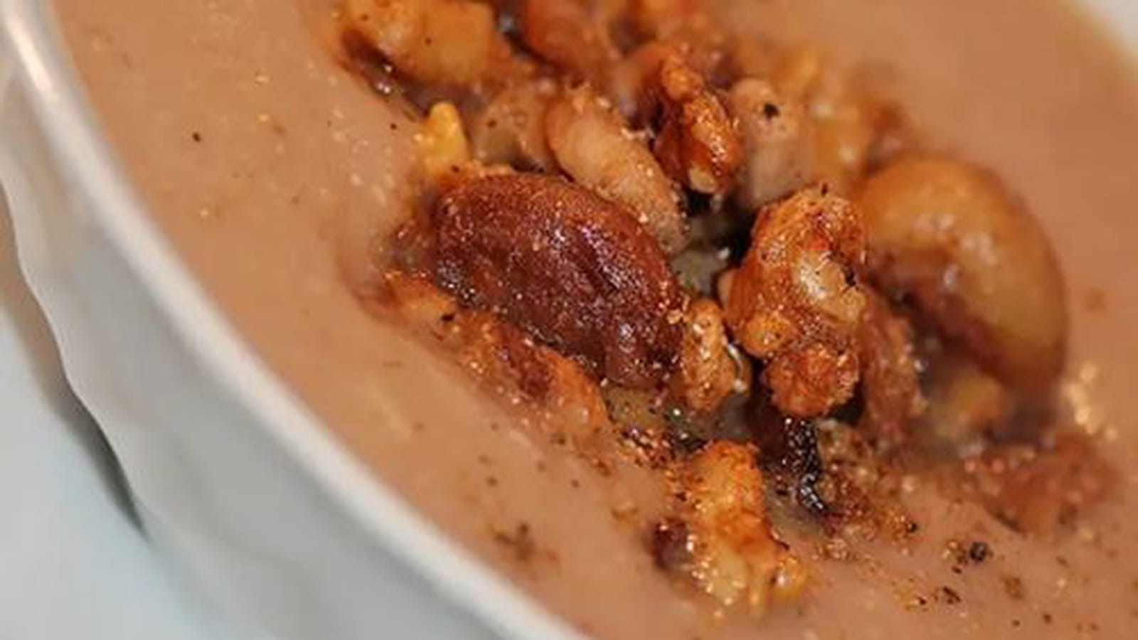 Velouté de céleri, marrons et noix
