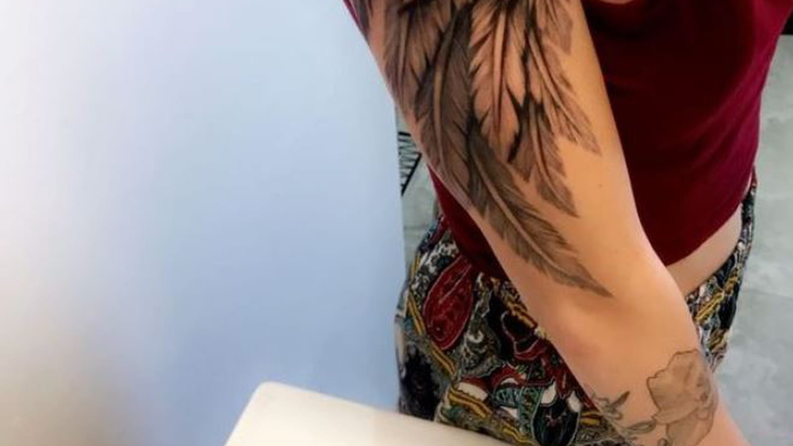 Tatouage plumes sur le bras