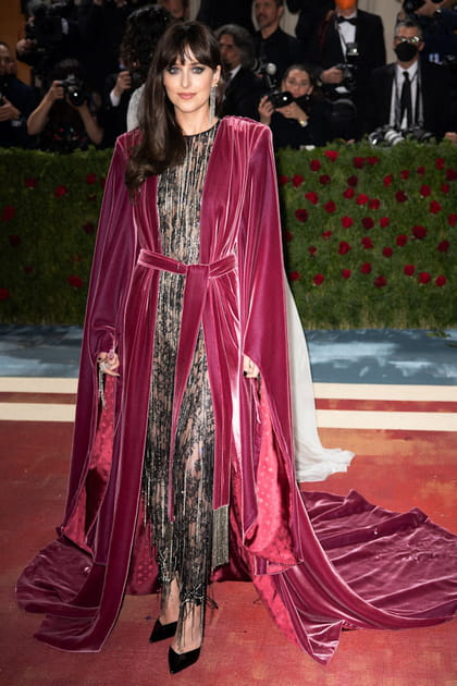 Dakota Johnson en ensemble de dentelle et peignoir de velours rouge