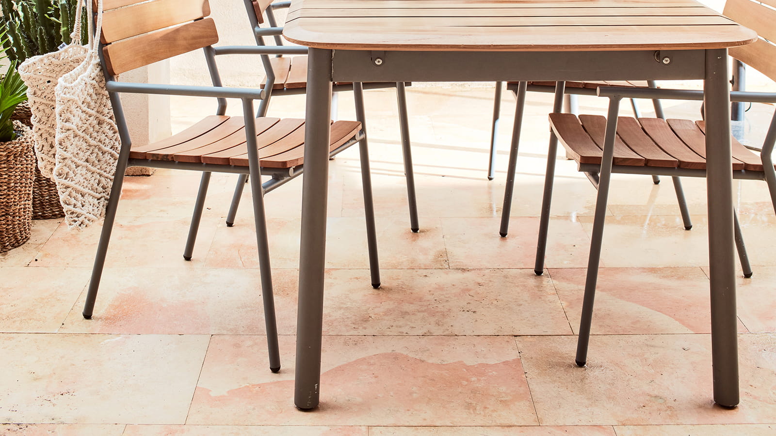 Table en métal et bois