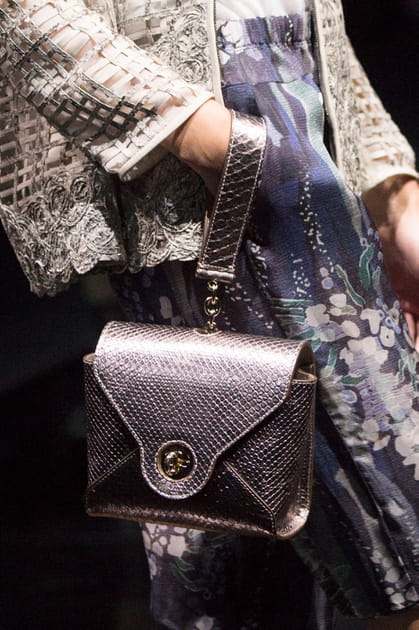Le sac &agrave; main avec sangle du d&eacute;fil&eacute; Giorgio Armani