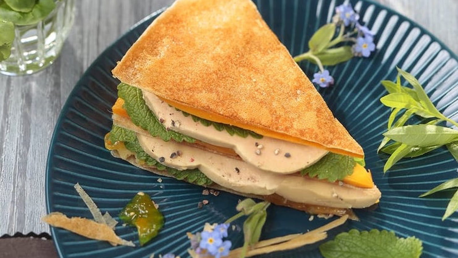 Foie gras mariné en mille-feuilles de brick