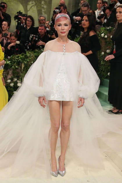 Michelle Williams montre ses jambes en mini-robes et d&eacute;bauche de tulle blanc