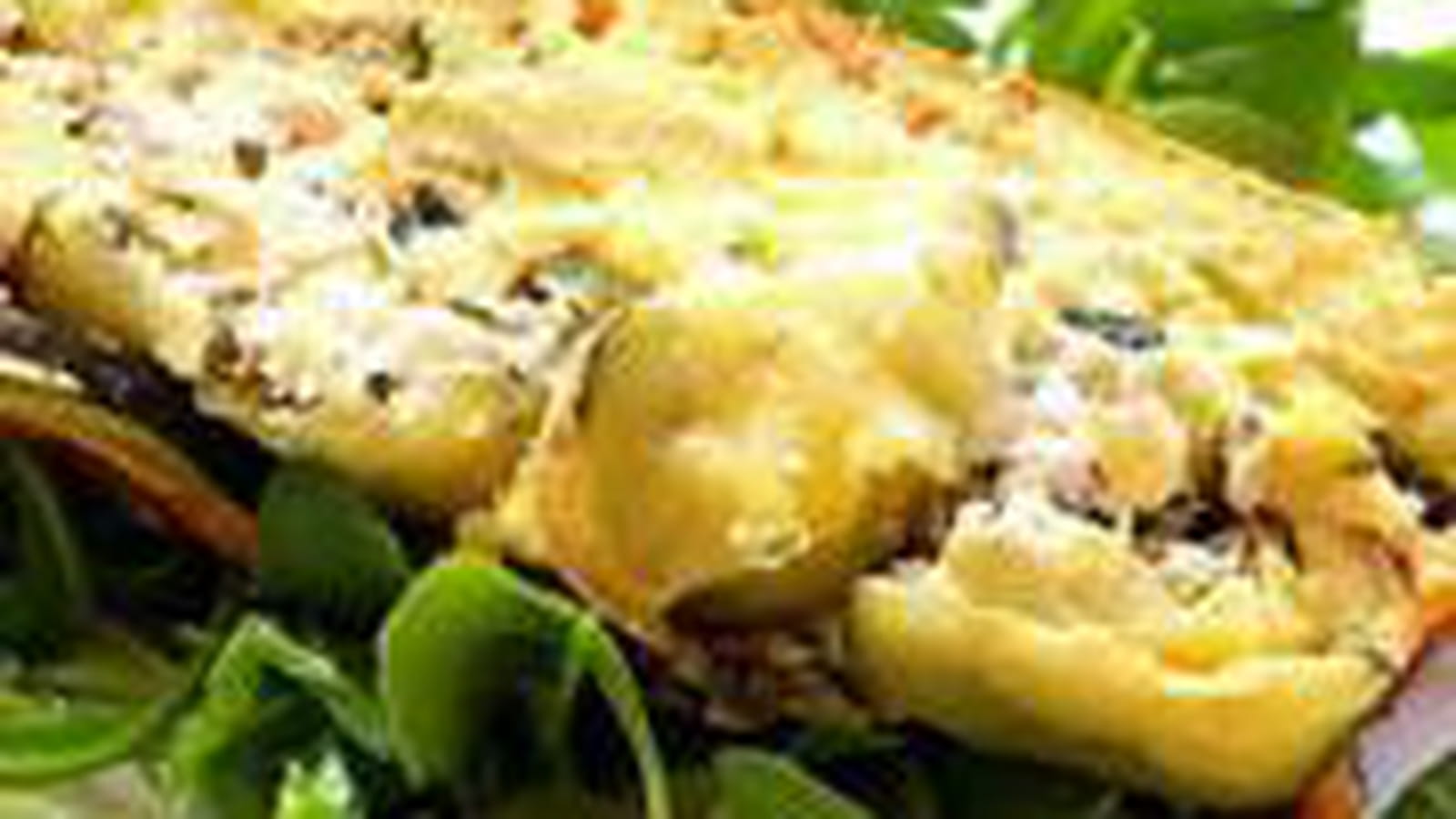 Cake aux courgettes, fêta et fromage de chèvre