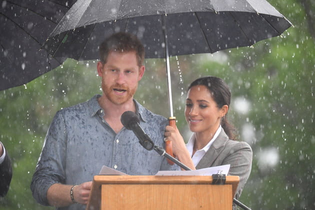 Prince Harry et Meghan Markle chantent sous la pluie