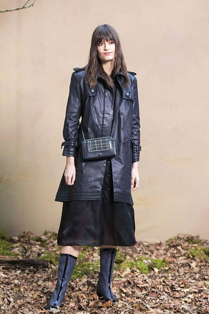 Clara Luciani en manteau de cuir et jupe noire