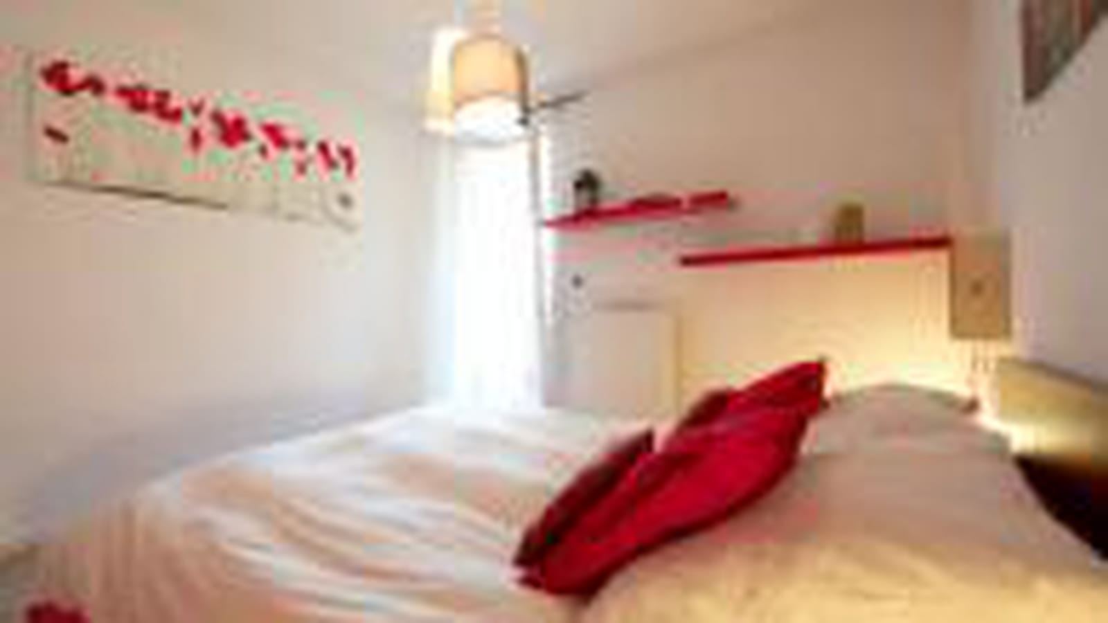 Chambre en rouge et blanc