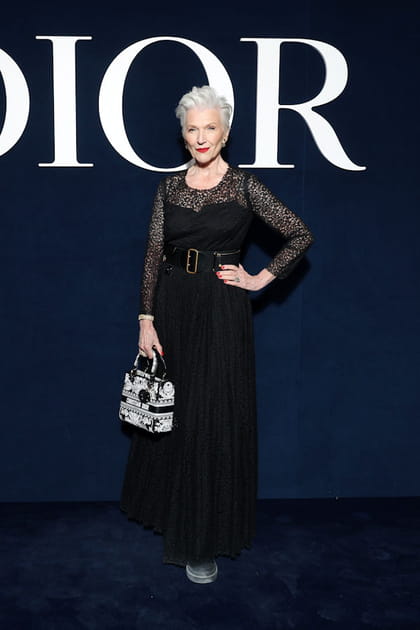 Maye Musk en robe fluide ceintur&eacute;e et manches longues en dentelle au d&eacute;fil&eacute; Dior