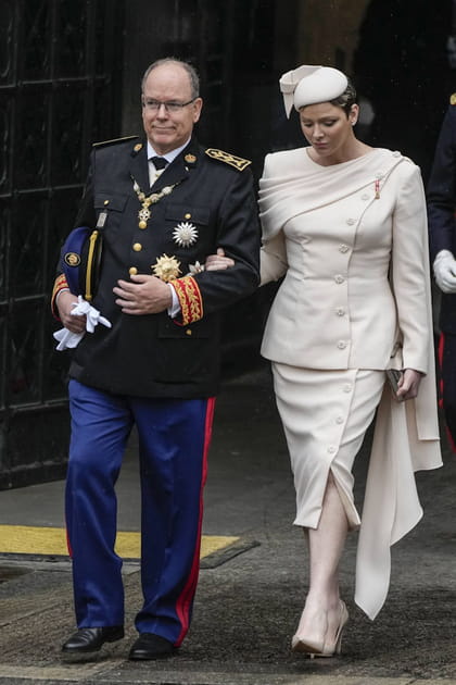 Charlène de Monaco en ensemble drapé beige et bibi assorti