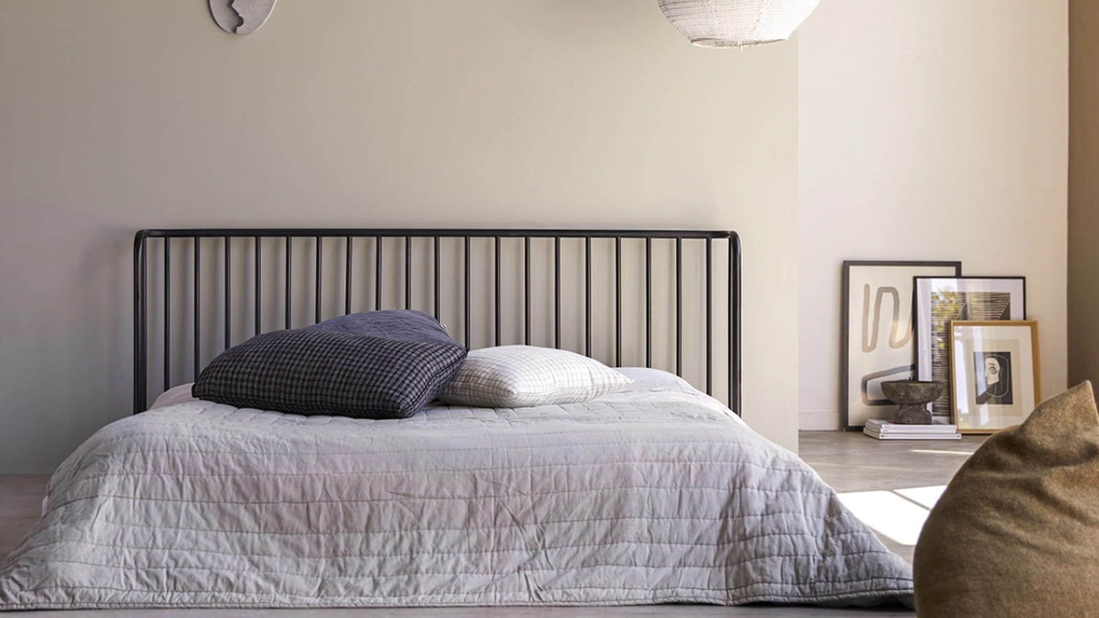 Une tête de lit en métal