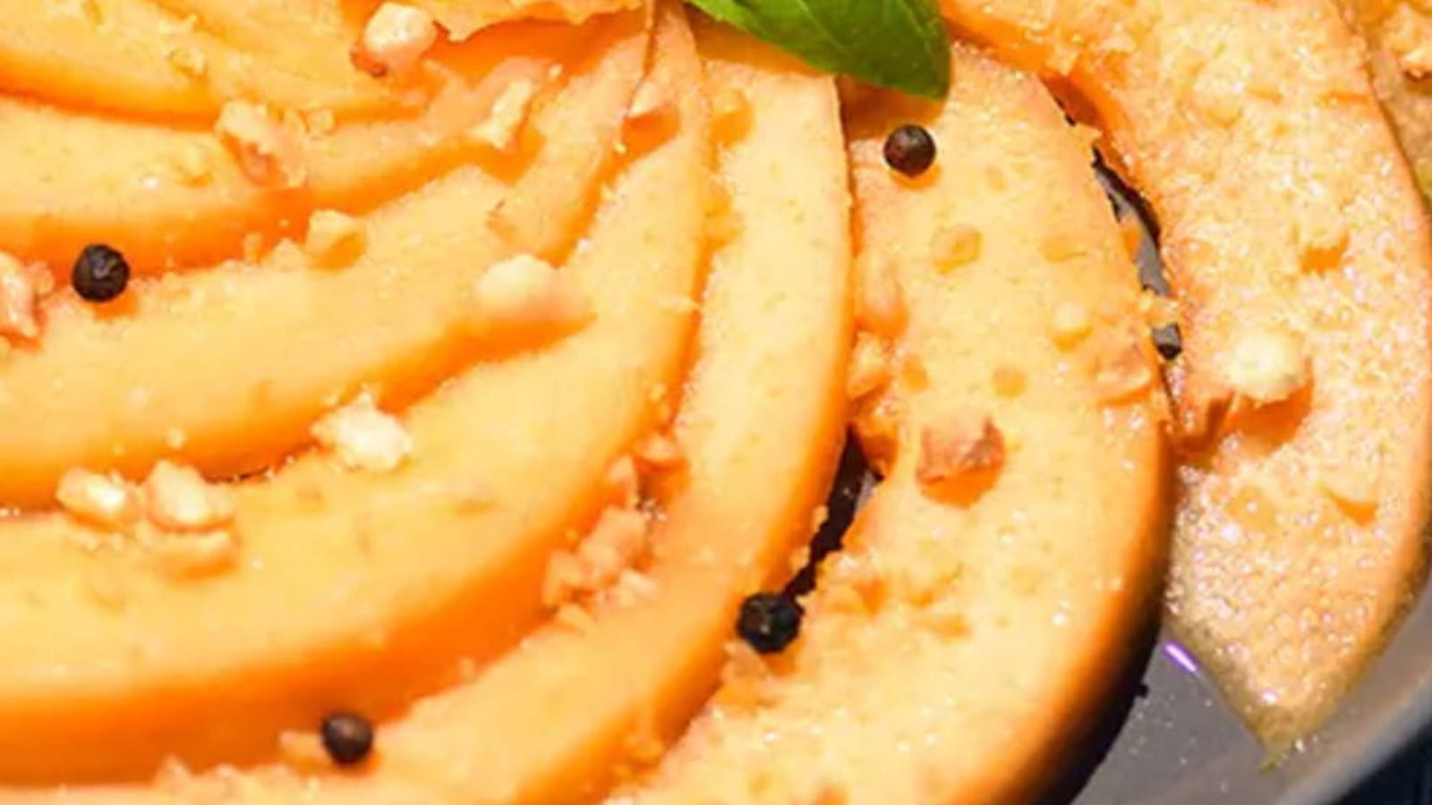 Carpaccio de Melon sauce vinaigrette agrumes et cacahuètes