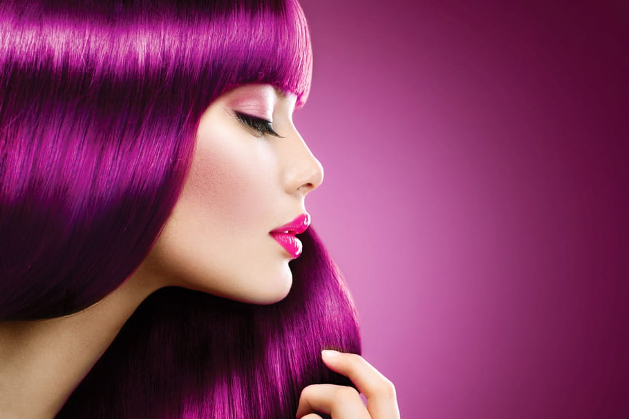 Les cheveux violets, une tendance à tester