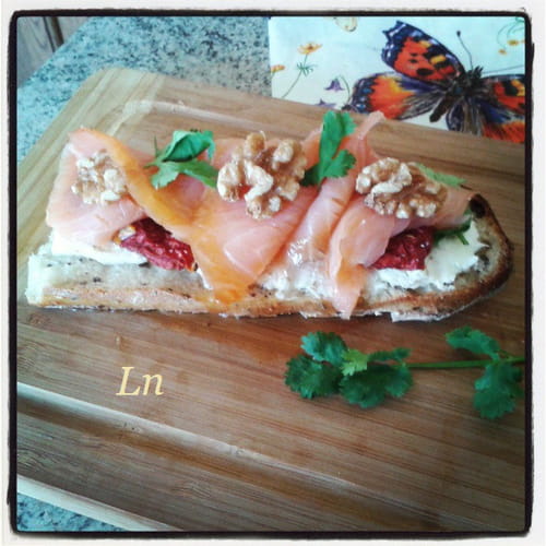 Tartine de chèvre au saumon fumé, noix et tomates séchées