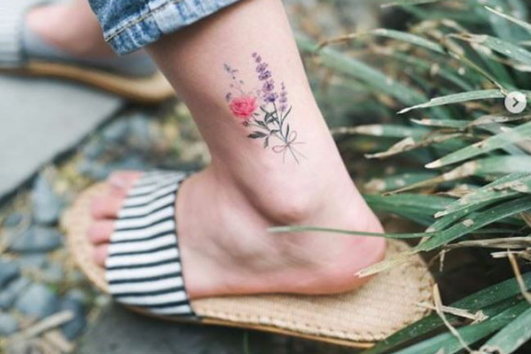 Tatouage bouquet de fleurs sur la cheville