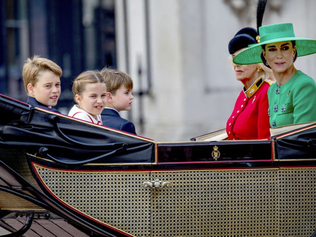 Kate Middleton et ses trois enfants ; Louis, George et Charlotte en calèche