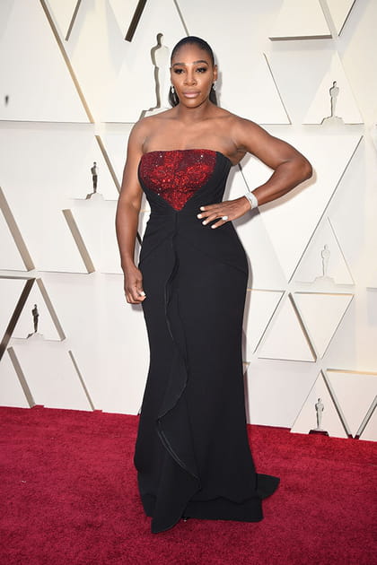 Serena Williams en robe noir et rouge