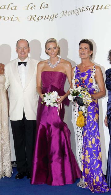 Caroline de Monaco en robe colorée