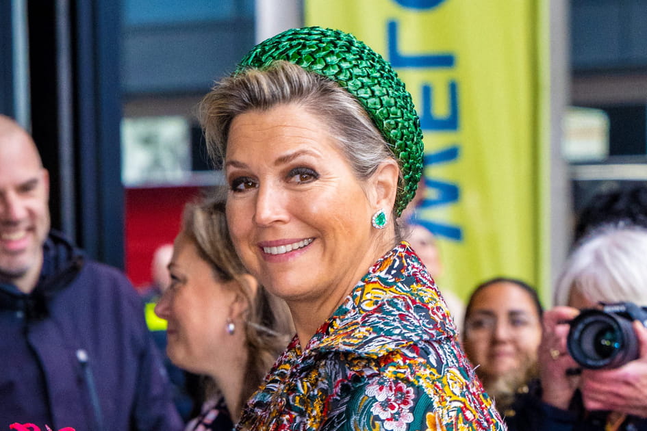 La queue de cheval sous le chapeau vert brillant de M&aacute;xima des Pays-Bas