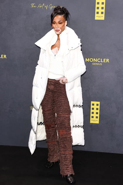 Winnie Harlow en doudoune longue blanche et polo zipp&eacute; au d&eacute;fil&eacute; Moncler Genius
