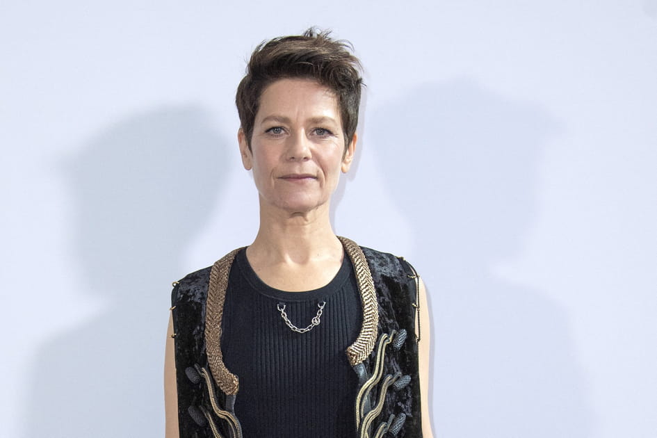 Marina Fo&iuml;s, androgyne avec sa coupe courte brune