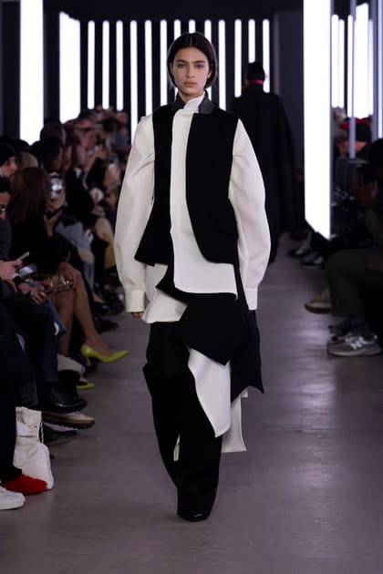 Chemise blanche oversize, veston noir et pantalon oversize aperçus sur le défilé Sacai