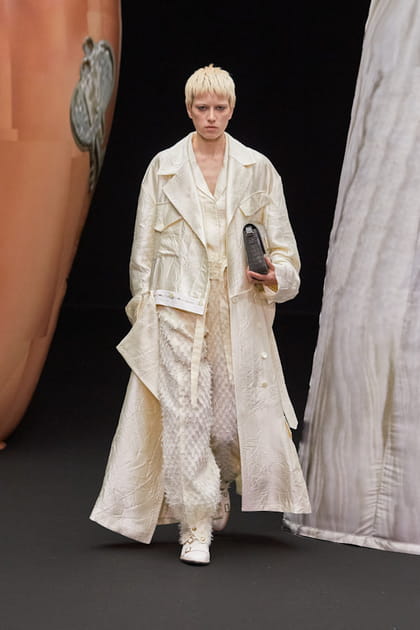 Chemise en stain, pantalon et trench blancs aper&ccedil;us sur le d&eacute;fil&eacute; EENK