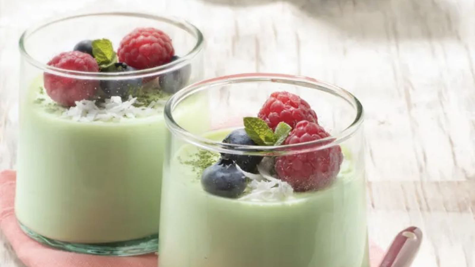 Panacotta au lait de coco, thé matcha et fruits rouges