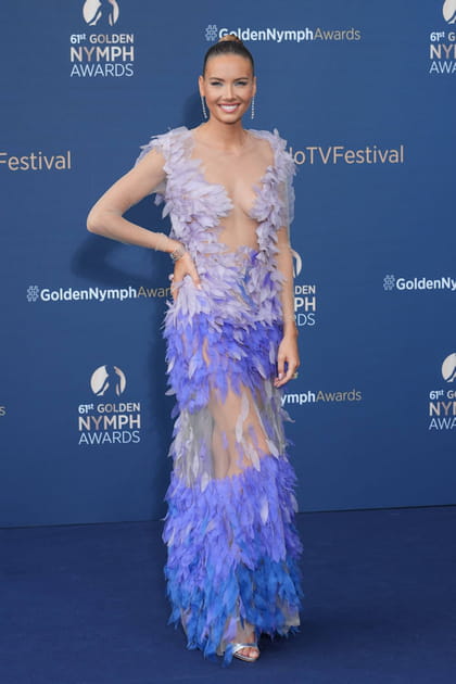 Amandine Petit en robe bleue à plumes