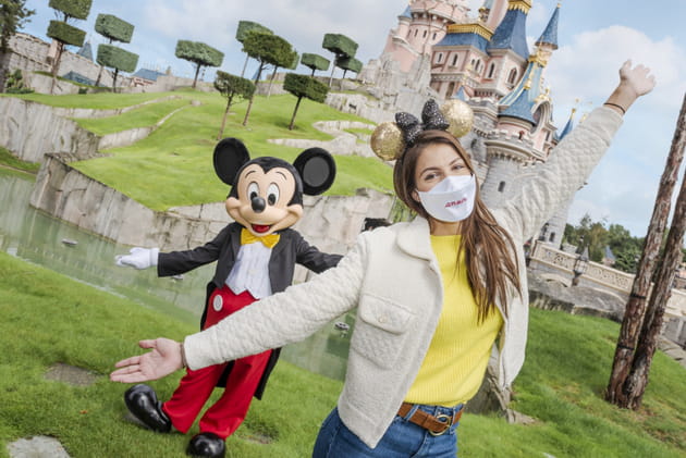 Iris Mittenaere pose avec Mickey