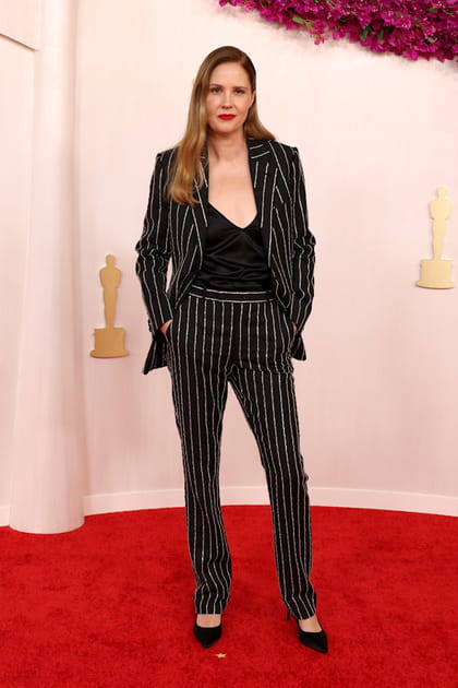Justine Triet en costume rayé et top noir Louis Vuitton