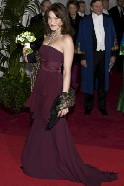 Carla Bruni en robe de soirée bustier bordeaux