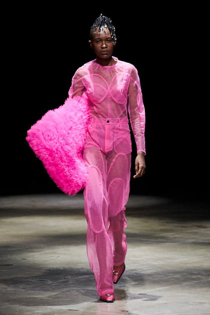 Ensemble rose fuchsia transparent aper&ccedil;u sur le d&eacute;fil&eacute; Act N&deg;1