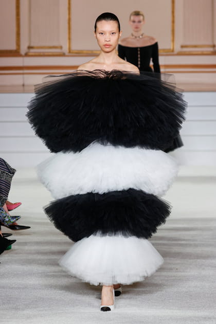 Robe en tulle noir et blanc aper&ccedil;ue sur le d&eacute;fil&eacute; Carolina Herrera