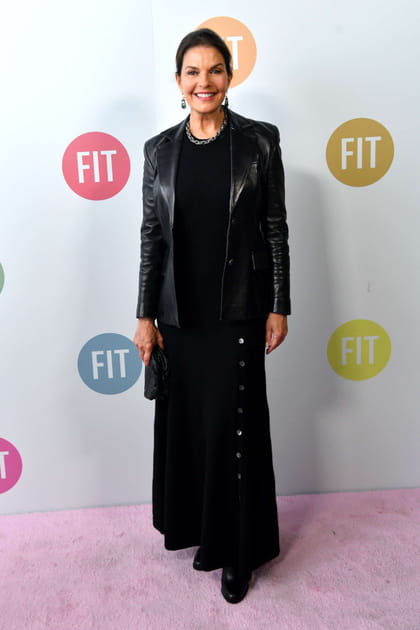 Apr&egrave;s&nbsp;: Sela Ward &agrave; 66&nbsp;ans en longue robe noire et veste en cuir