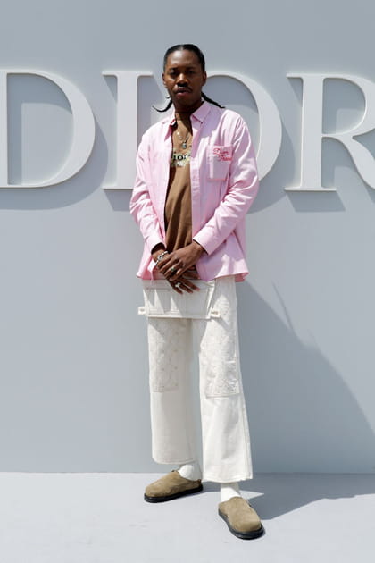 Jeremy O. Harris en surchemise rose et jean patchwork