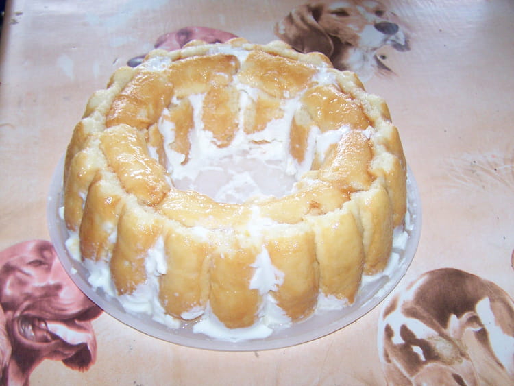 Recette de Charlotte aux pêches et fromage blanc : la recette facile
