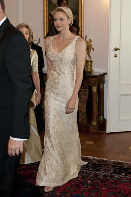 Charl&egrave;ne de Monaco en robe dor&eacute;e