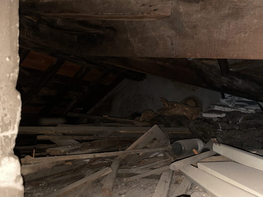 Avant&nbsp;: des combles blind&eacute;s de gravats