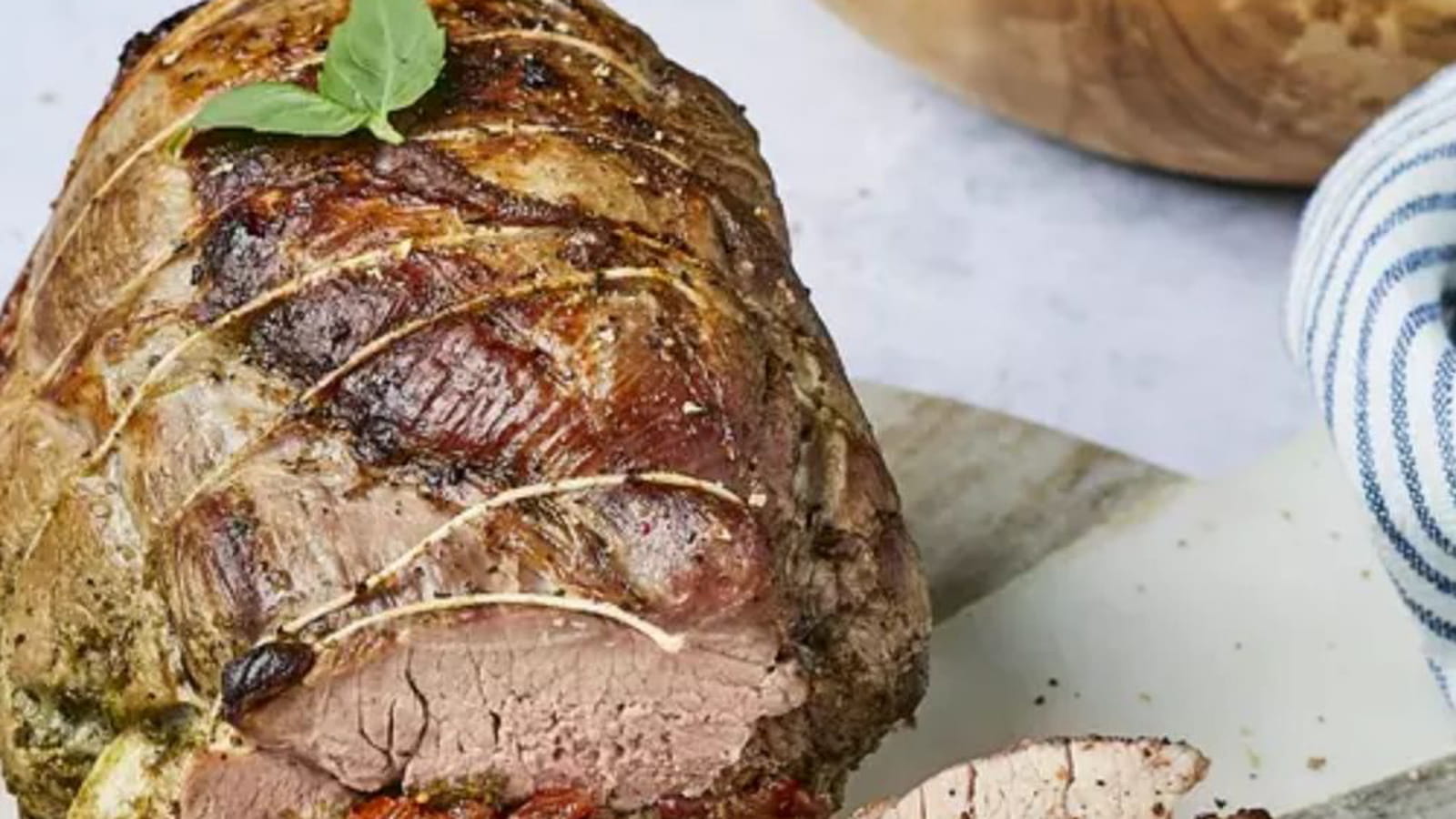 Rôti de gigot d’agneau farci au pesto, tomates confites et mozzarella