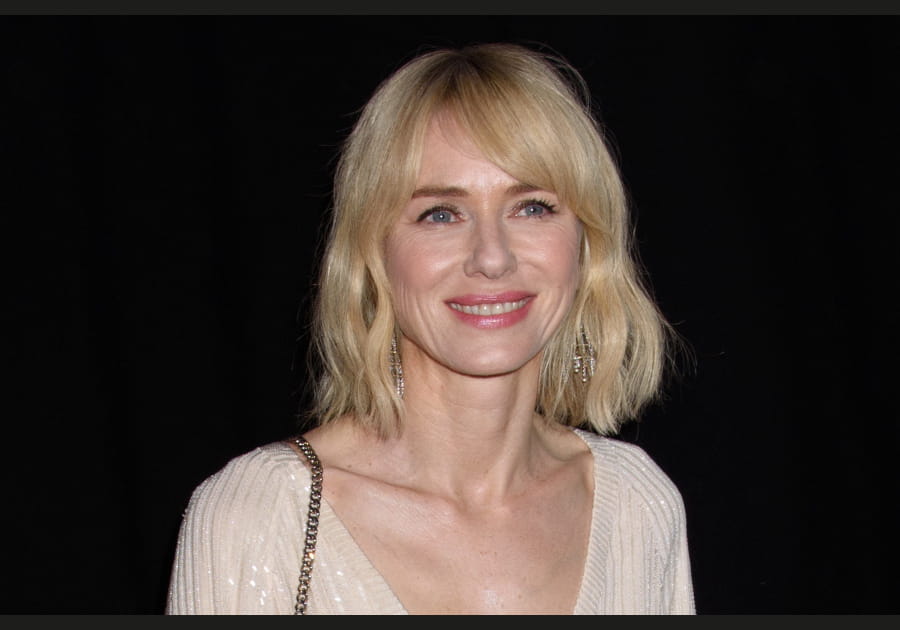 Naomi Watts, tendance avec sa m&egrave;che sur le c&ocirc;t&eacute;
