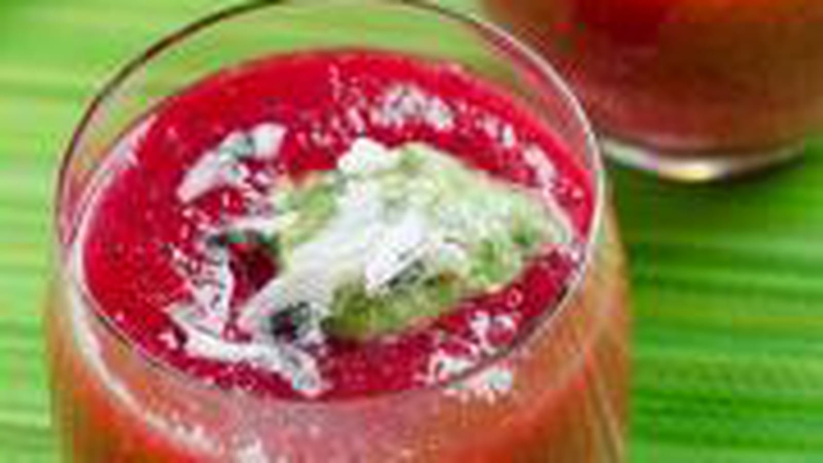 Gaspacho de betterave, fraise, pesto de Roquefort