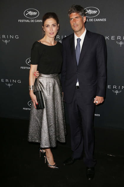 Julie Gayet en T-shirt noir et jupe longue argent&eacute;e