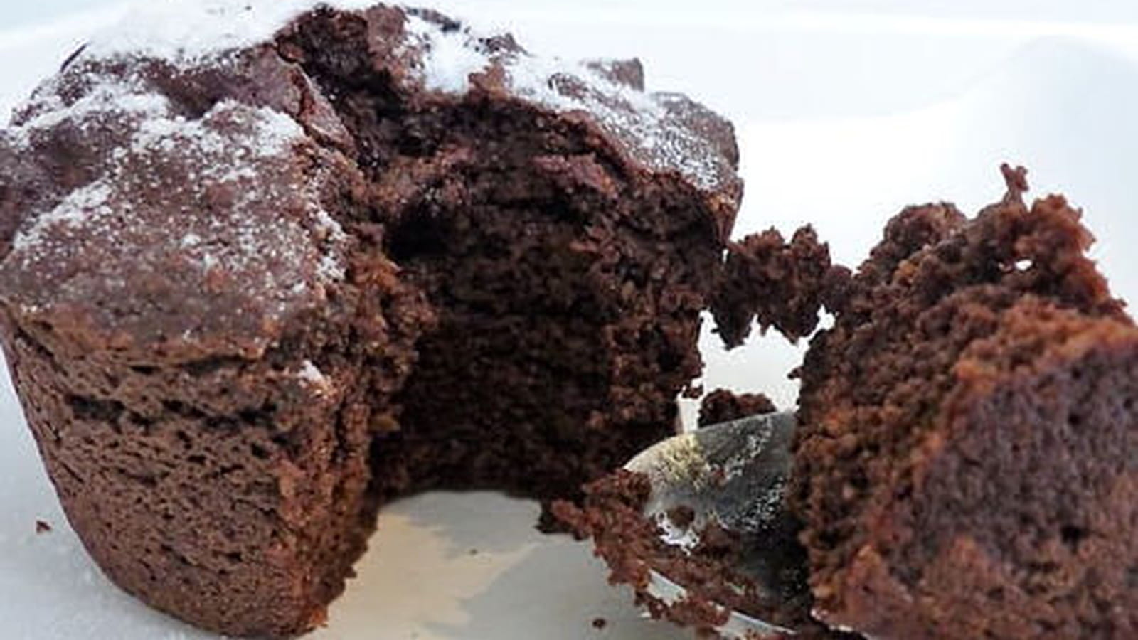 Gâteau au chocolat à la compote de pommes et à l'aubergine