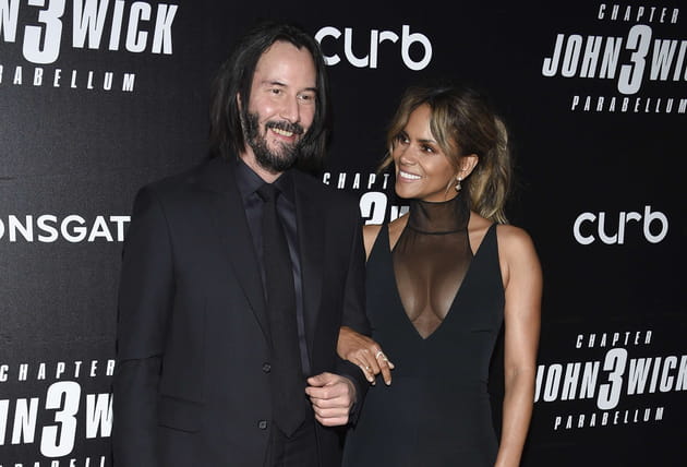 Keanu Reeves et Halle Berry bras dessus, bras dessous