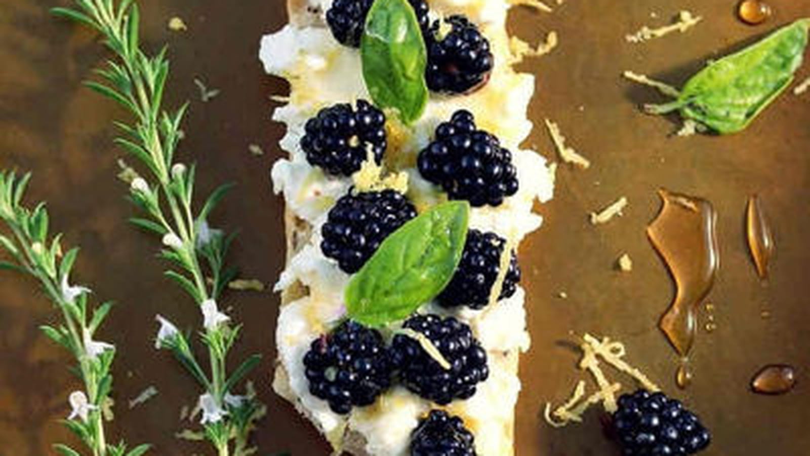 Tartine brousse fraîche de brebis et mûres