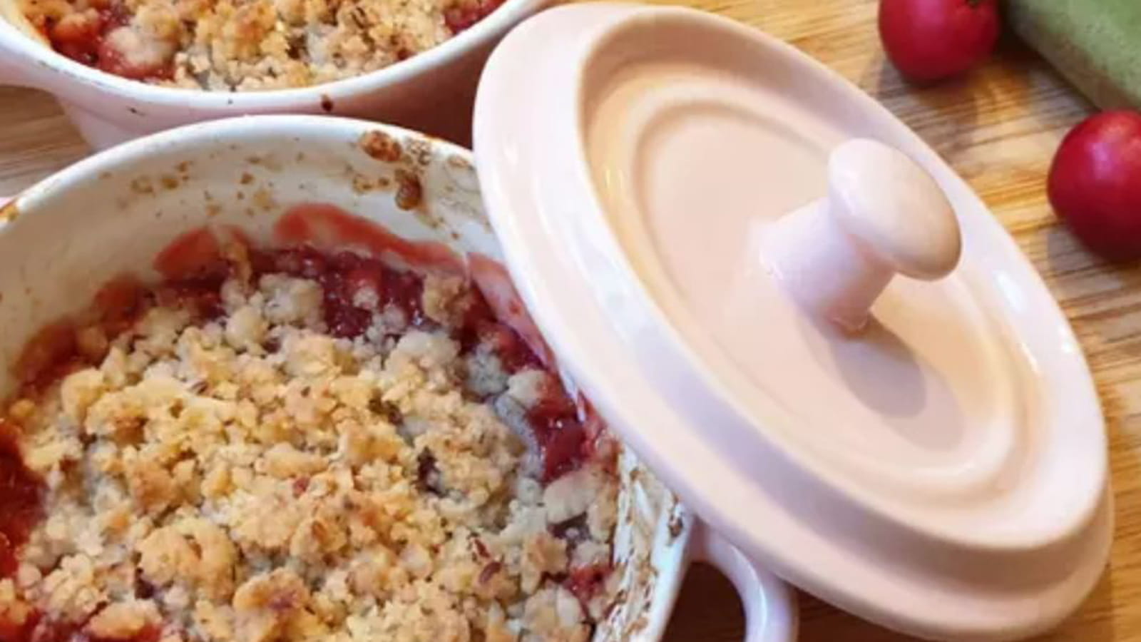 Crumble fraise rhubarbe cerise