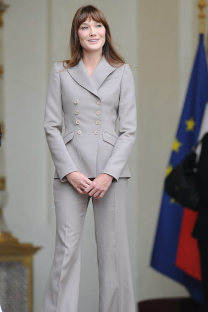 Carla Bruni en costume gris