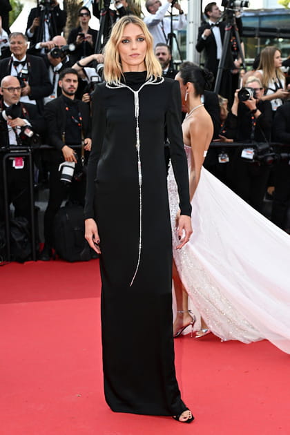 Anja Rubik en robe noire et bijoux Boucheron
